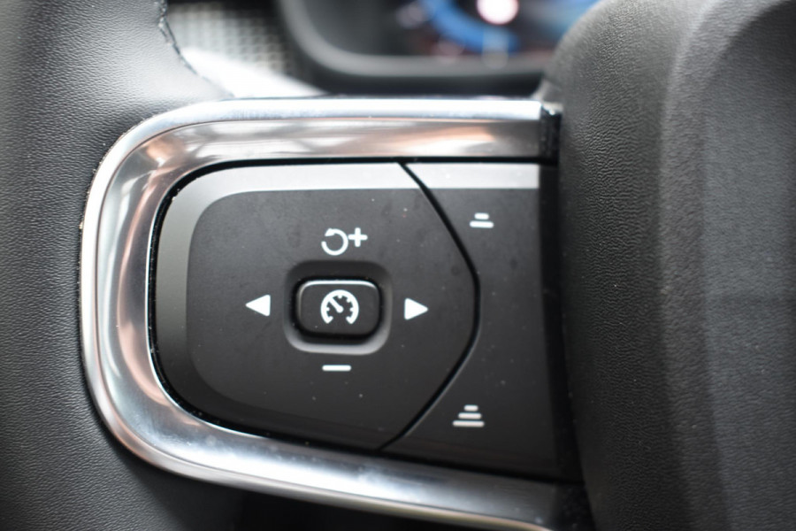 Volvo XC40 B3 177PK Plus Dark / Navigatie / Camera / Parkeersensoren / Adaptieve Cruise control / Elektrische stoelen / Harman Kardon / Panorama dak / LM velgen /