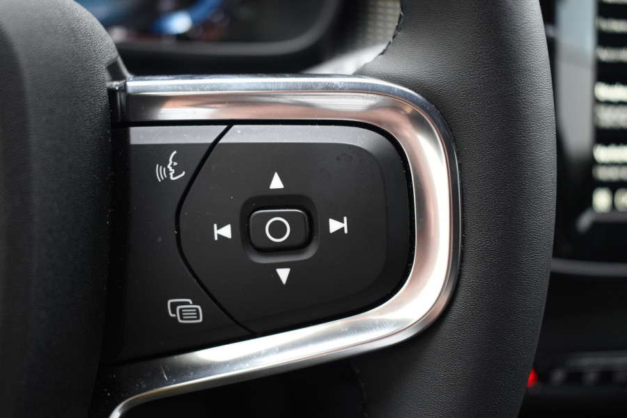 Volvo XC40 B3 177PK Plus Dark / Navigatie / Camera / Parkeersensoren / Adaptieve Cruise control / Elektrische stoelen / Harman Kardon / Panorama dak / LM velgen /