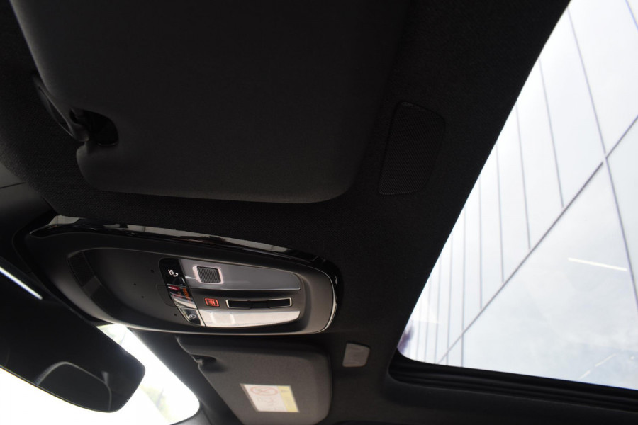 Volvo XC40 B3 177PK Plus Dark / Navigatie / Camera / Parkeersensoren / Adaptieve Cruise control / Elektrische stoelen / Harman Kardon / Panorama dak / LM velgen /