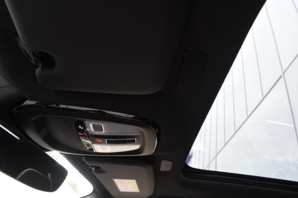 Volvo XC40 B3 177PK Plus Dark / Navigatie / Camera / Parkeersensoren / Adaptieve Cruise control / Elektrische stoelen / Harman Kardon / Panorama dak / LM velgen /