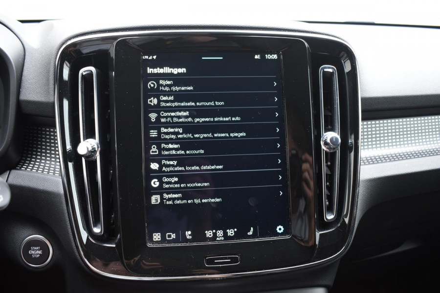 Volvo XC40 B3 177PK Plus Dark / Navigatie / Camera / Parkeersensoren / Adaptieve Cruise control / Elektrische stoelen / Harman Kardon / Panorama dak / LM velgen /
