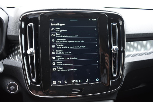 Volvo XC40 B3 177PK Plus Dark / Navigatie / Camera / Parkeersensoren / Adaptieve Cruise control / Elektrische stoelen / Harman Kardon / Panorama dak / LM velgen /