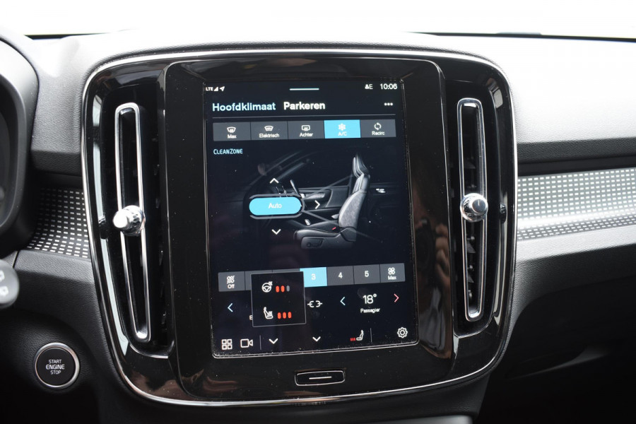 Volvo XC40 B3 177PK Plus Dark / Navigatie / Camera / Parkeersensoren / Adaptieve Cruise control / Elektrische stoelen / Harman Kardon / Panorama dak / LM velgen /