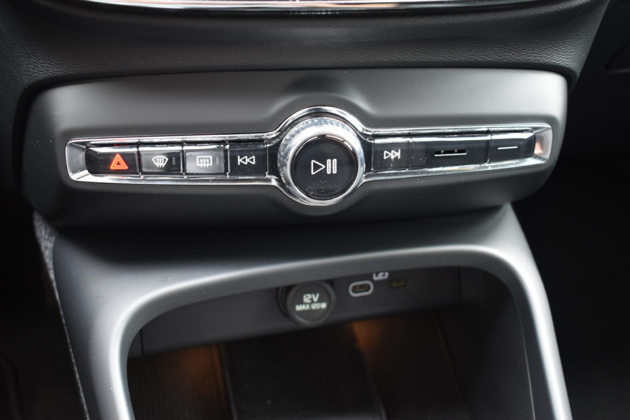 Volvo XC40 B3 177PK Plus Dark / Navigatie / Camera / Parkeersensoren / Adaptieve Cruise control / Elektrische stoelen / Harman Kardon / Panorama dak / LM velgen /