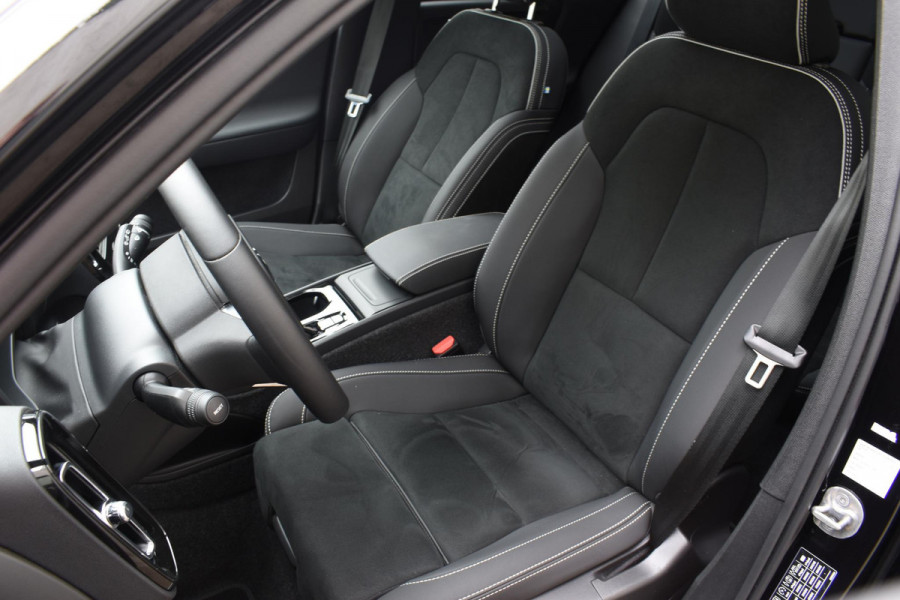 Volvo XC40 B3 177PK Plus Dark / Navigatie / Camera / Parkeersensoren / Adaptieve Cruise control / Elektrische stoelen / Harman Kardon / Panorama dak / LM velgen /