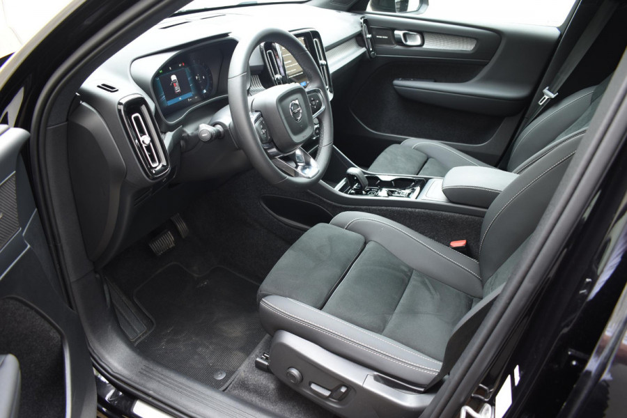 Volvo XC40 B3 177PK Plus Dark / Navigatie / Camera / Parkeersensoren / Adaptieve Cruise control / Elektrische stoelen / Harman Kardon / Panorama dak / LM velgen /