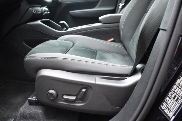 Volvo XC40 B3 177PK Plus Dark / Navigatie / Camera / Parkeersensoren / Adaptieve Cruise control / Elektrische stoelen / Harman Kardon / Panorama dak / LM velgen /