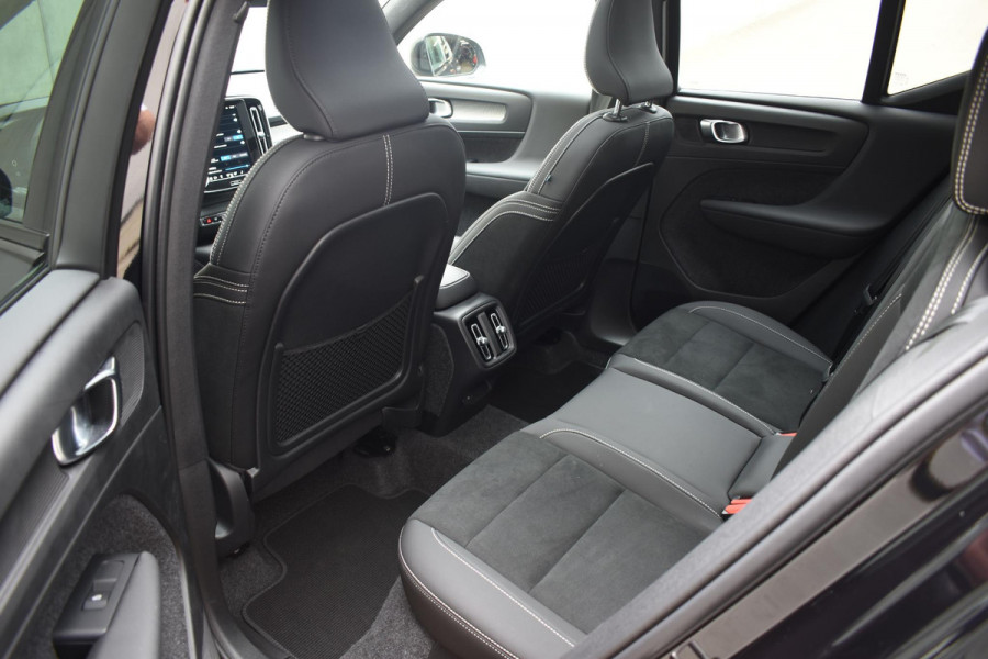 Volvo XC40 B3 177PK Plus Dark / Navigatie / Camera / Parkeersensoren / Adaptieve Cruise control / Elektrische stoelen / Harman Kardon / Panorama dak / LM velgen /