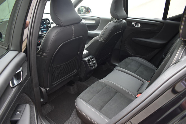 Volvo XC40 B3 177PK Plus Dark / Navigatie / Camera / Parkeersensoren / Adaptieve Cruise control / Elektrische stoelen / Harman Kardon / Panorama dak / LM velgen /