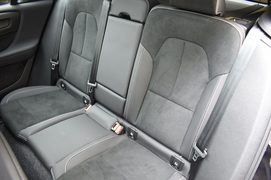 Volvo XC40 B3 177PK Plus Dark / Navigatie / Camera / Parkeersensoren / Adaptieve Cruise control / Elektrische stoelen / Harman Kardon / Panorama dak / LM velgen /
