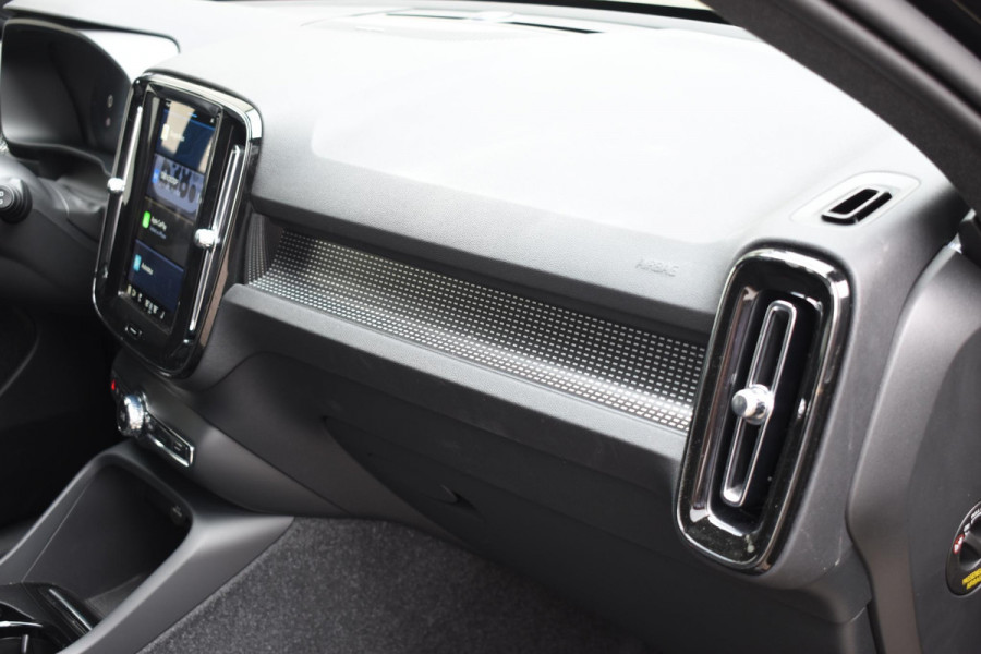 Volvo XC40 B3 177PK Plus Dark / Navigatie / Camera / Parkeersensoren / Adaptieve Cruise control / Elektrische stoelen / Harman Kardon / Panorama dak / LM velgen /