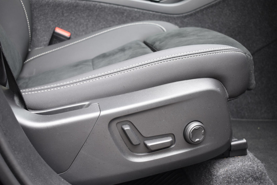 Volvo XC40 B3 177PK Plus Dark / Navigatie / Camera / Parkeersensoren / Adaptieve Cruise control / Elektrische stoelen / Harman Kardon / Panorama dak / LM velgen /