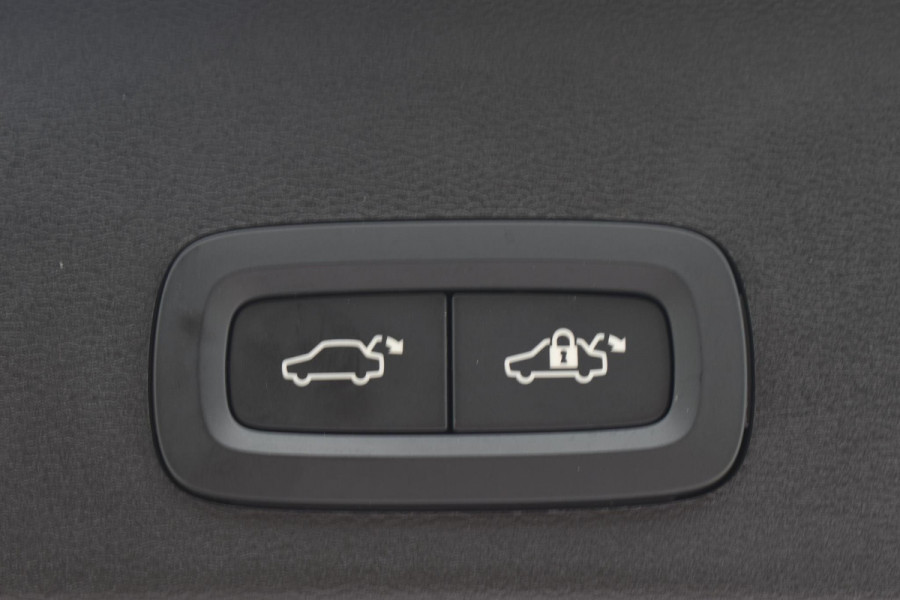 Volvo XC40 B3 177PK Plus Dark / Navigatie / Camera / Parkeersensoren / Adaptieve Cruise control / Elektrische stoelen / Harman Kardon / Panorama dak / LM velgen /