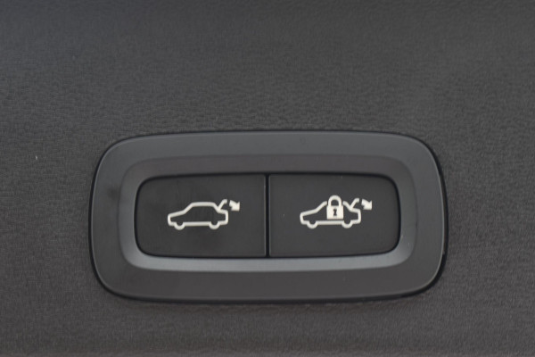 Volvo XC40 B3 177PK Plus Dark / Navigatie / Camera / Parkeersensoren / Adaptieve Cruise control / Elektrische stoelen / Harman Kardon / Panorama dak / LM velgen /