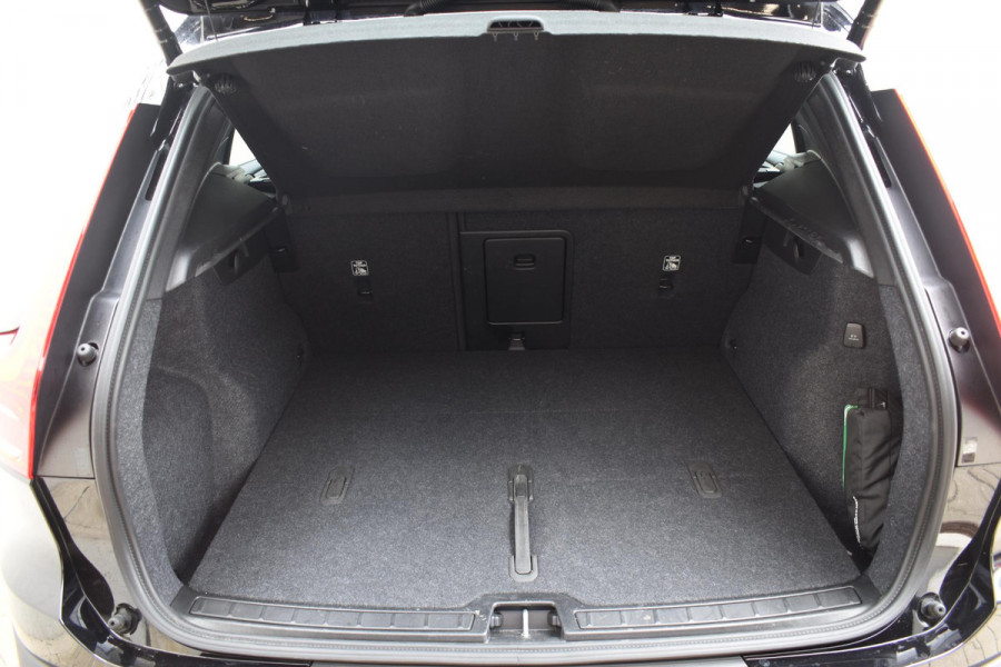 Volvo XC40 B3 177PK Plus Dark / Navigatie / Camera / Parkeersensoren / Adaptieve Cruise control / Elektrische stoelen / Harman Kardon / Panorama dak / LM velgen /