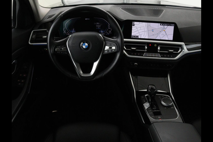 BMW 3-serie 330e Sport Line | Stoelverwarming | Half leder | Carplay | Sportstoelen | Live Cockpit | Sfeerverlichting | Navigatie | Full LED