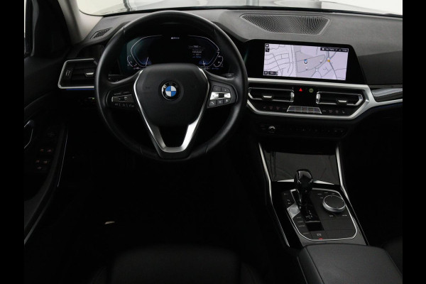 BMW 3-serie 330e Sport Line | Stoelverwarming | Half leder | Carplay | Sportstoelen | Live Cockpit | Sfeerverlichting | Navigatie | Full LED