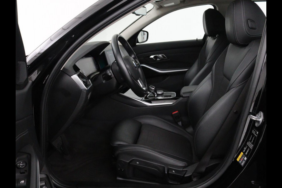 BMW 3-serie 330e Sport Line | Stoelverwarming | Half leder | Carplay | Sportstoelen | Live Cockpit | Sfeerverlichting | Navigatie | Full LED
