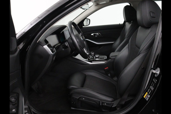 BMW 3-serie 330e Sport Line | Stoelverwarming | Half leder | Carplay | Sportstoelen | Live Cockpit | Sfeerverlichting | Navigatie | Full LED