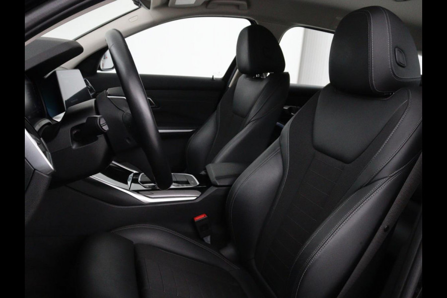 BMW 3-serie 330e Sport Line | Stoelverwarming | Half leder | Carplay | Sportstoelen | Live Cockpit | Sfeerverlichting | Navigatie | Full LED