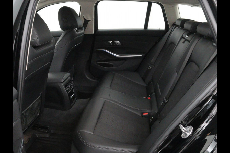 BMW 3-serie 330e Sport Line | Stoelverwarming | Half leder | Carplay | Sportstoelen | Live Cockpit | Sfeerverlichting | Navigatie | Full LED