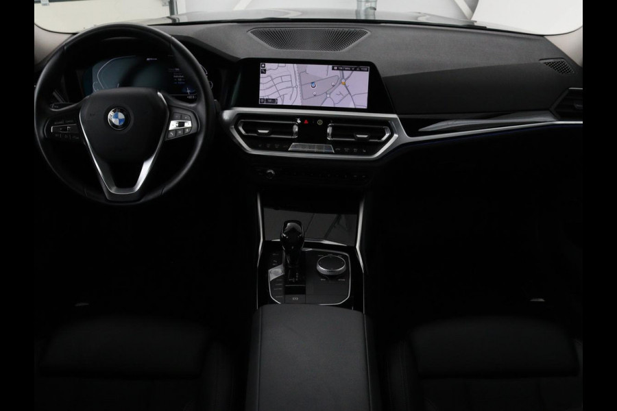 BMW 3-serie 330e Sport Line | Stoelverwarming | Half leder | Carplay | Sportstoelen | Live Cockpit | Sfeerverlichting | Navigatie | Full LED
