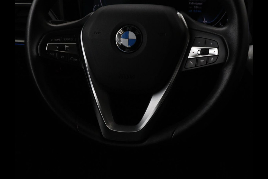 BMW 3-serie 330e Sport Line | Stoelverwarming | Half leder | Carplay | Sportstoelen | Live Cockpit | Sfeerverlichting | Navigatie | Full LED