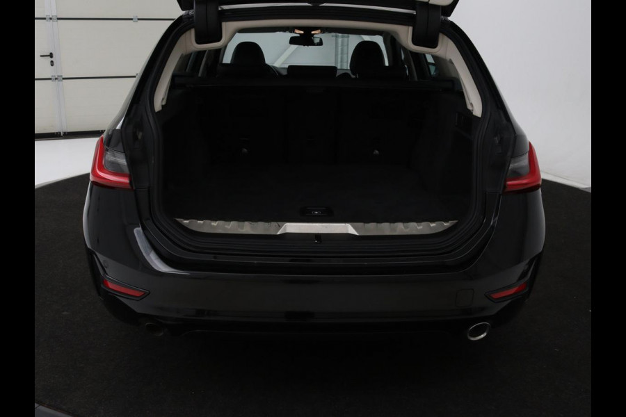 BMW 3-serie 330e Sport Line | Stoelverwarming | Half leder | Carplay | Sportstoelen | Live Cockpit | Sfeerverlichting | Navigatie | Full LED