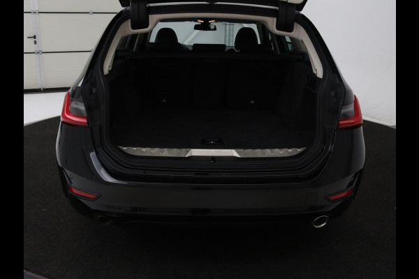 BMW 3-serie 330e Sport Line | Stoelverwarming | Half leder | Carplay | Sportstoelen | Live Cockpit | Sfeerverlichting | Navigatie | Full LED