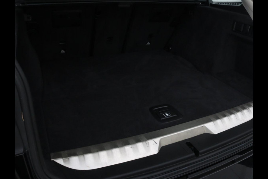 BMW 3-serie 330e Sport Line | Stoelverwarming | Half leder | Carplay | Sportstoelen | Live Cockpit | Sfeerverlichting | Navigatie | Full LED