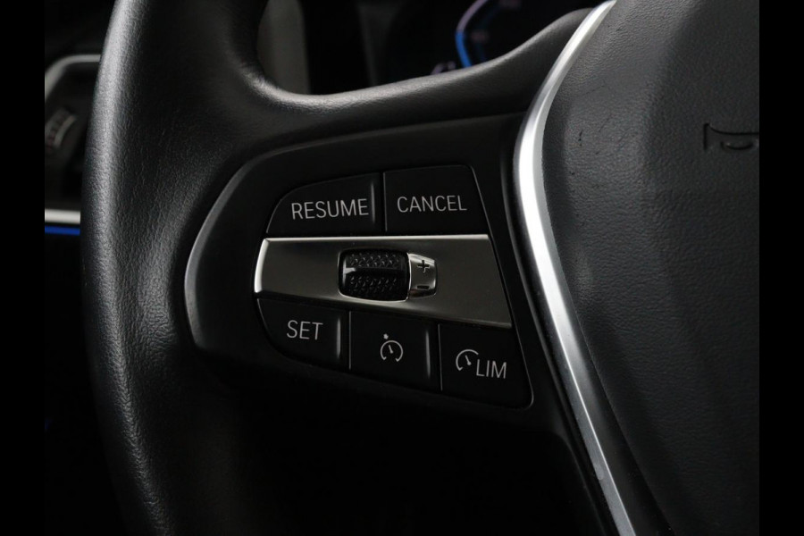 BMW 3-serie 330e Sport Line | Stoelverwarming | Half leder | Carplay | Sportstoelen | Live Cockpit | Sfeerverlichting | Navigatie | Full LED