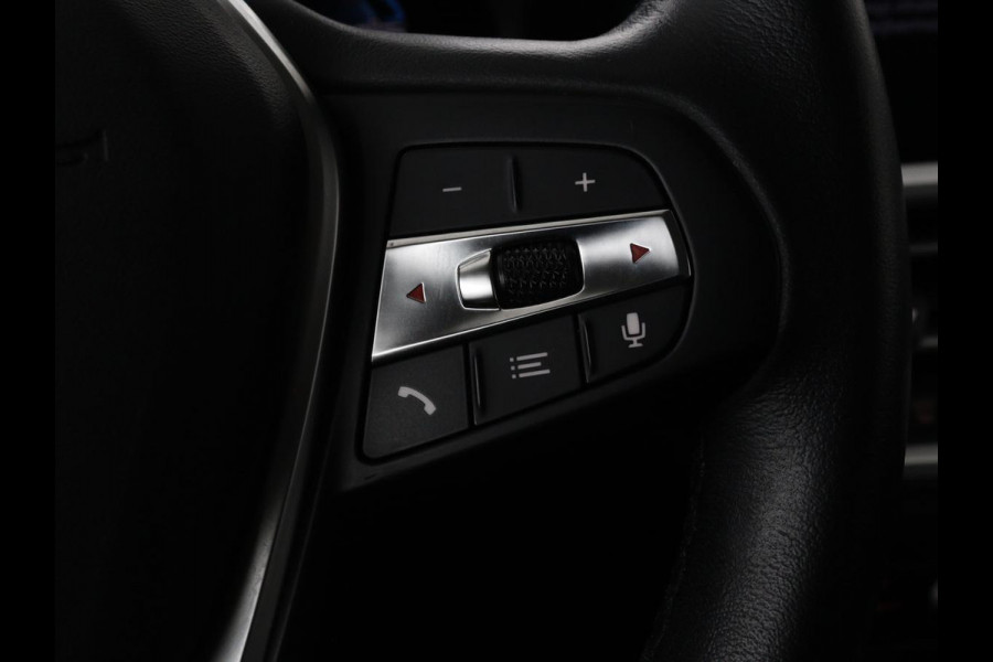 BMW 3-serie 330e Sport Line | Stoelverwarming | Half leder | Carplay | Sportstoelen | Live Cockpit | Sfeerverlichting | Navigatie | Full LED