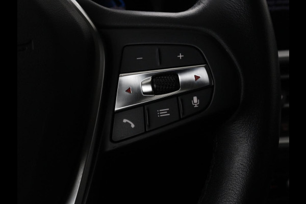 BMW 3-serie 330e Sport Line | Stoelverwarming | Half leder | Carplay | Sportstoelen | Live Cockpit | Sfeerverlichting | Navigatie | Full LED