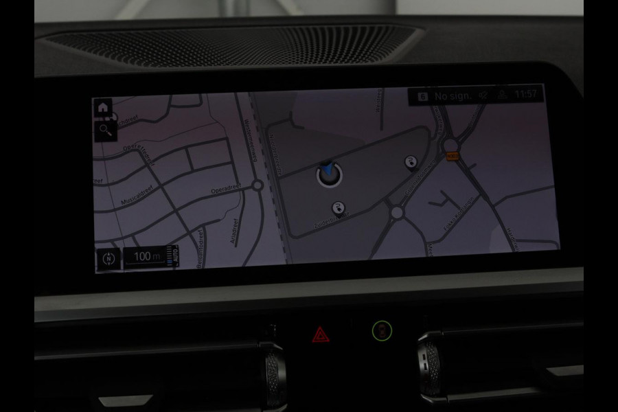 BMW 3-serie 330e Sport Line | Stoelverwarming | Half leder | Carplay | Sportstoelen | Live Cockpit | Sfeerverlichting | Navigatie | Full LED