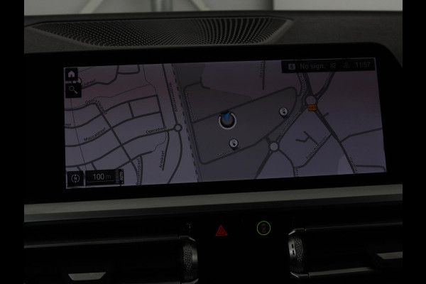 BMW 3-serie 330e Sport Line | Stoelverwarming | Half leder | Carplay | Sportstoelen | Live Cockpit | Sfeerverlichting | Navigatie | Full LED