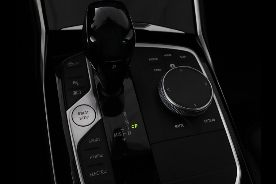 BMW 3-serie 330e Sport Line | Stoelverwarming | Half leder | Carplay | Sportstoelen | Live Cockpit | Sfeerverlichting | Navigatie | Full LED
