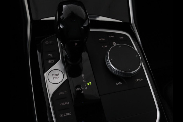 BMW 3-serie 330e Sport Line | Stoelverwarming | Half leder | Carplay | Sportstoelen | Live Cockpit | Sfeerverlichting | Navigatie | Full LED