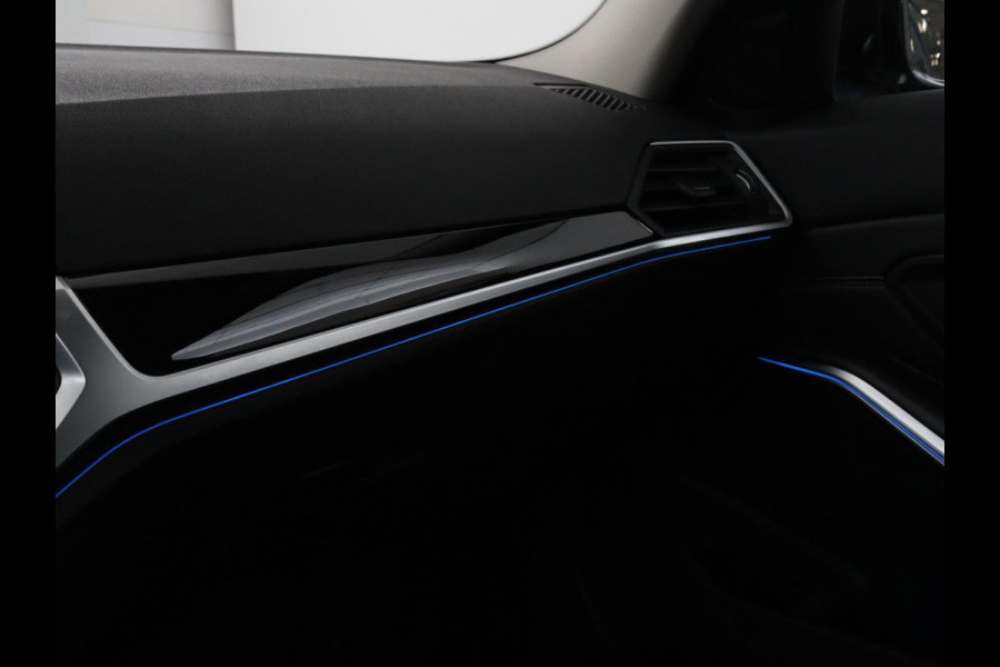 BMW 3-serie 330e Sport Line | Stoelverwarming | Half leder | Carplay | Sportstoelen | Live Cockpit | Sfeerverlichting | Navigatie | Full LED