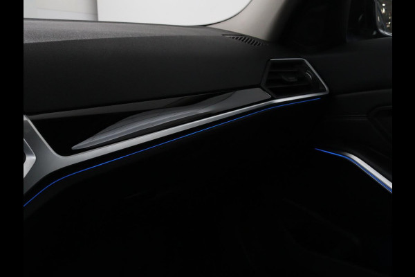 BMW 3-serie 330e Sport Line | Stoelverwarming | Half leder | Carplay | Sportstoelen | Live Cockpit | Sfeerverlichting | Navigatie | Full LED