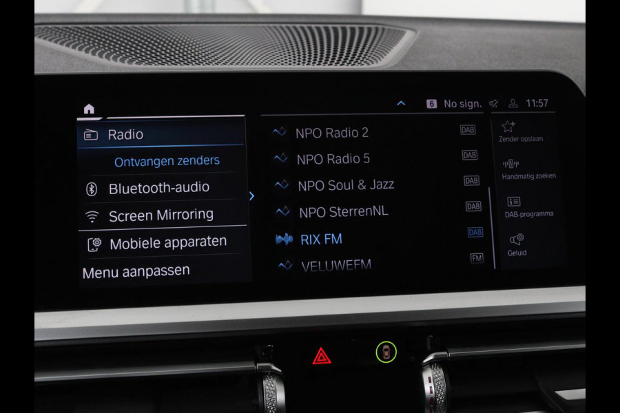 BMW 3-serie 330e Sport Line | Stoelverwarming | Half leder | Carplay | Sportstoelen | Live Cockpit | Sfeerverlichting | Navigatie | Full LED
