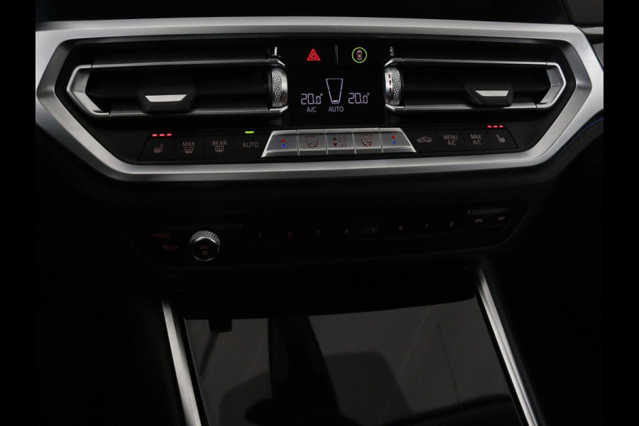 BMW 3-serie 330e Sport Line | Stoelverwarming | Half leder | Carplay | Sportstoelen | Live Cockpit | Sfeerverlichting | Navigatie | Full LED