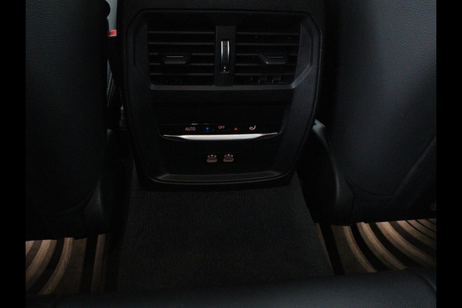 BMW 3-serie 330e Sport Line | Stoelverwarming | Half leder | Carplay | Sportstoelen | Live Cockpit | Sfeerverlichting | Navigatie | Full LED