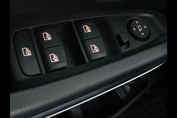 BMW 3-serie 330e Sport Line | Stoelverwarming | Half leder | Carplay | Sportstoelen | Live Cockpit | Sfeerverlichting | Navigatie | Full LED
