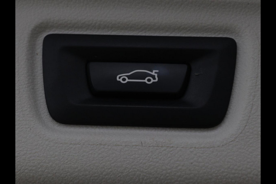 BMW 3-serie 330e Sport Line | Stoelverwarming | Half leder | Carplay | Sportstoelen | Live Cockpit | Sfeerverlichting | Navigatie | Full LED