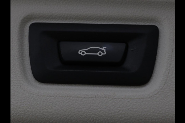 BMW 3-serie 330e Sport Line | Stoelverwarming | Half leder | Carplay | Sportstoelen | Live Cockpit | Sfeerverlichting | Navigatie | Full LED