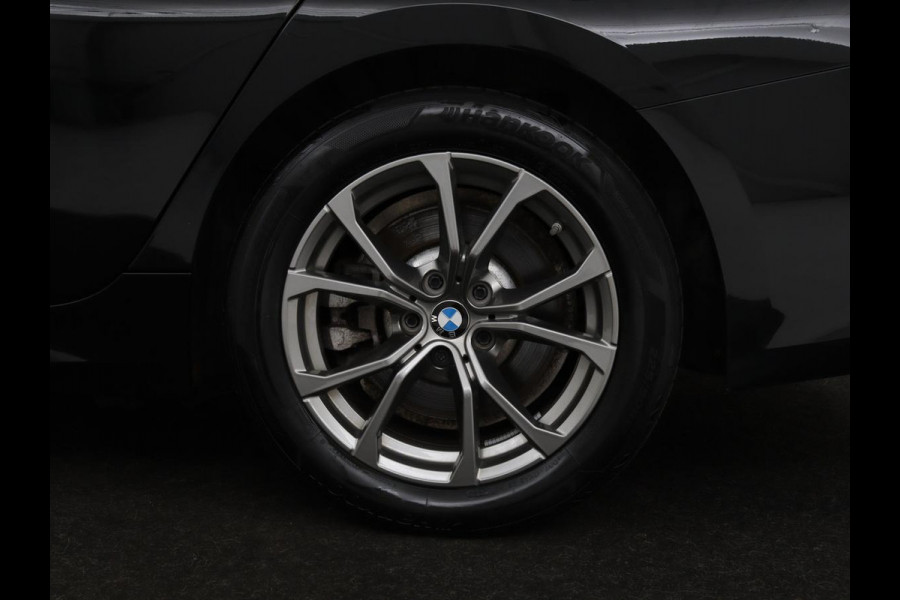 BMW 3-serie 330e Sport Line | Stoelverwarming | Half leder | Carplay | Sportstoelen | Live Cockpit | Sfeerverlichting | Navigatie | Full LED