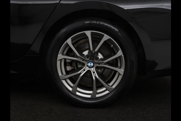BMW 3-serie 330e Sport Line | Stoelverwarming | Half leder | Carplay | Sportstoelen | Live Cockpit | Sfeerverlichting | Navigatie | Full LED