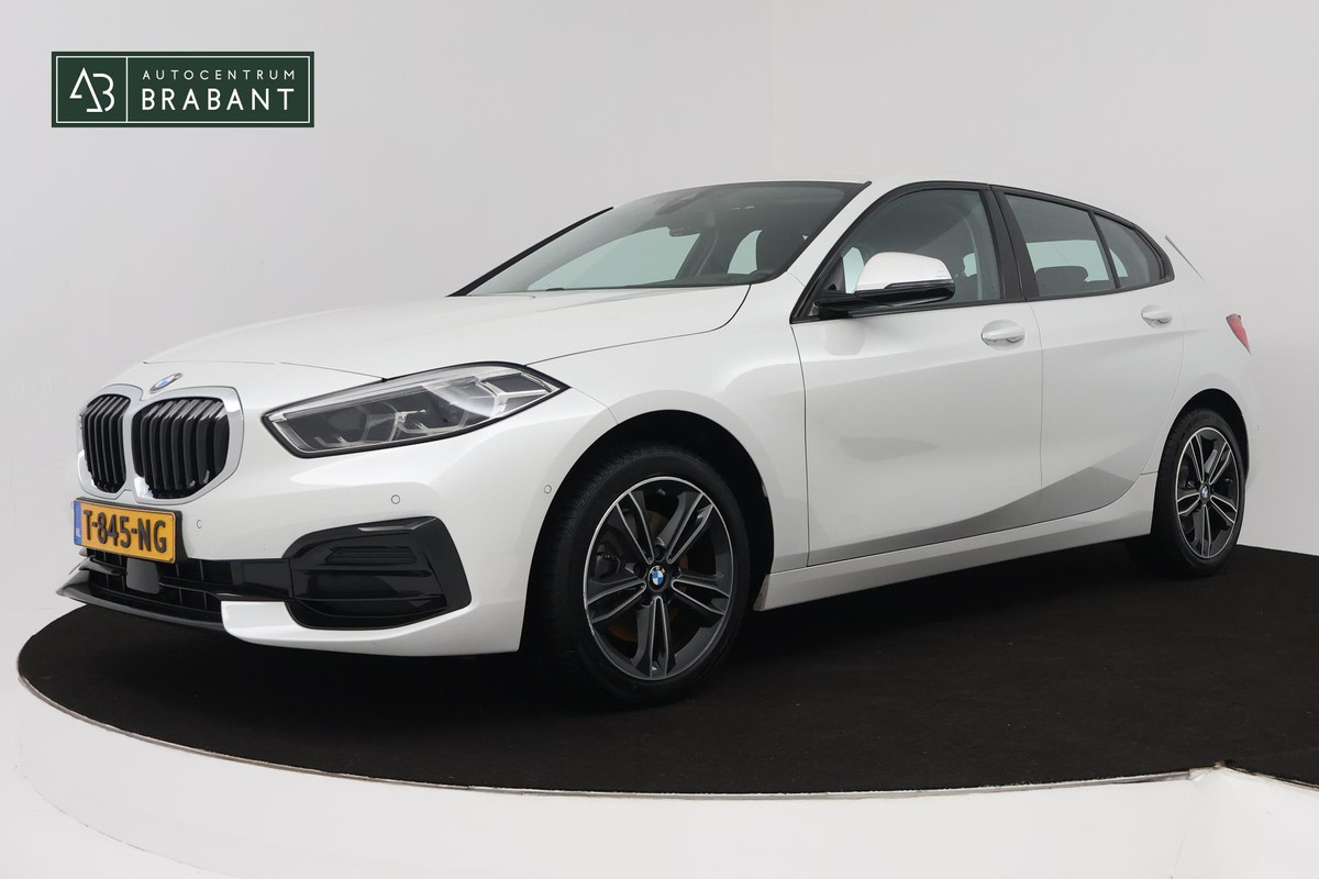 BMW 1-serie 118i Executive Edition (SFEERVERLICHTING, ACHTERUITRIJCAMERA, CRUISE CONTROL, PARKEERSENSOREN, NL-AUTO) BMW 1-serie 118i Executive Edition (SFEERVERLICHTING, ACHTERUITRIJCAMERA, CRUISE CONTROL, PARKEERSENSOREN, NL-AUTO)