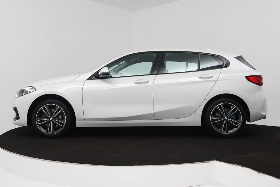 BMW 1-serie 118i Executive Edition (SFEERVERLICHTING, ACHTERUITRIJCAMERA, CRUISE CONTROL, PARKEERSENSOREN, NL-AUTO)