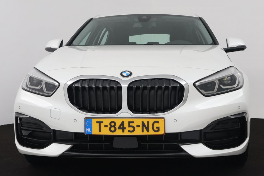 BMW 1-serie 118i Executive Edition (SFEERVERLICHTING, ACHTERUITRIJCAMERA, CRUISE CONTROL, PARKEERSENSOREN, NL-AUTO)